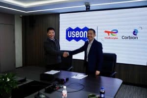 越升科技董事長陳志強(qiáng)與道達(dá)爾能源科碧恩全球市場總監(jiān)丁豪（右）代表雙方簽署戰(zhàn)略合作